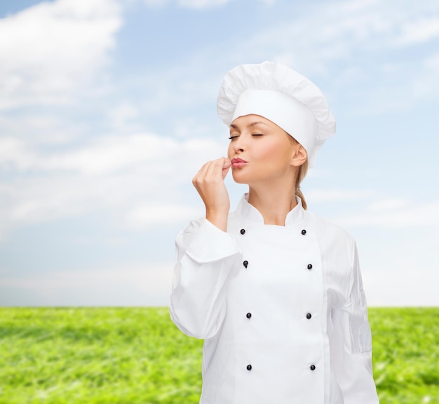 cocina, gesto y concepto de comida - chef sonriente que muestra un gesto delicioso