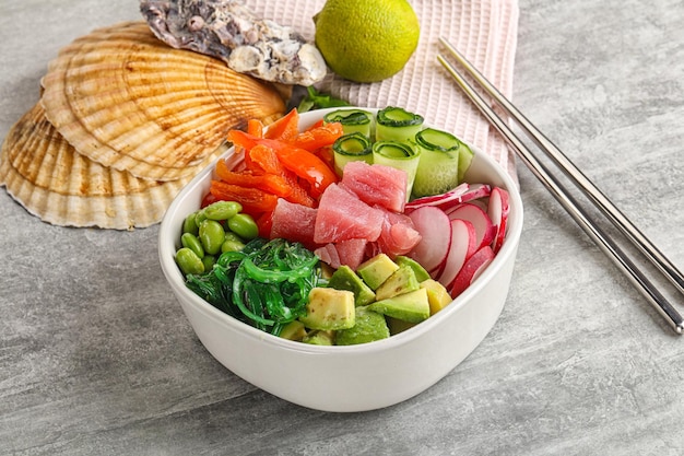 Cocina hawaiana poke con atún pepino chuka edamame frijoles y arroz