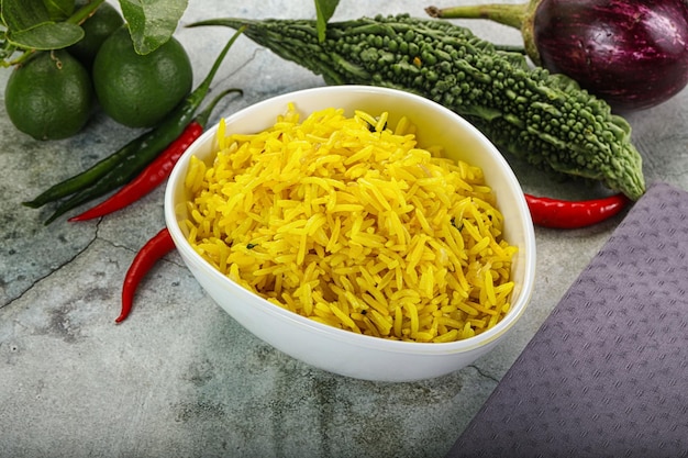 Foto cocina india arroz de limón con especias y hierbas