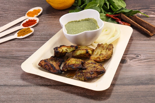 Cocina india Pescado tikka tandoori con especias y hierbas