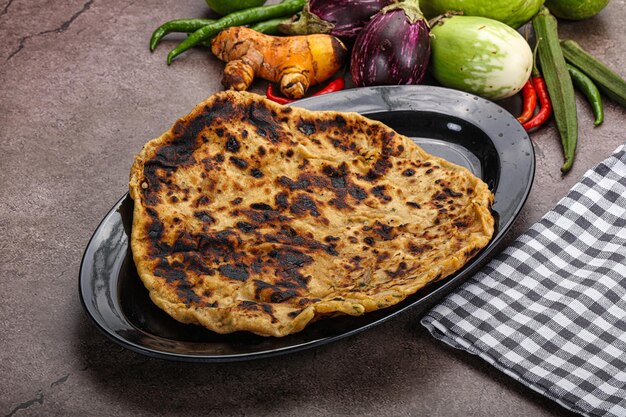 Cocina india relleno de pan Aloo paratha con patatas