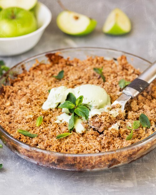 Cocina inglesa Crumble de manzana con helado de pistacho Menta y manzanas verdes Pasteles de frutas