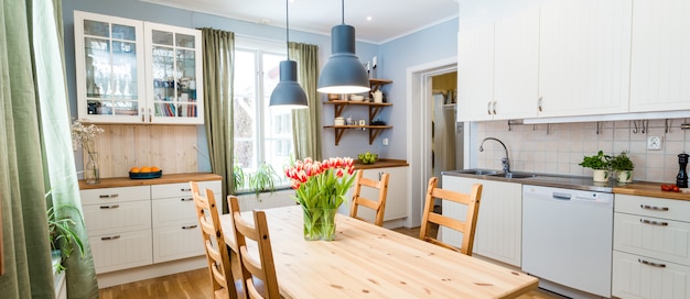 Cocina interior con muebles.