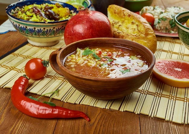 Cocina iraní: sopa de granada persa Ash-e Anar