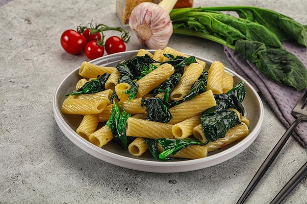 Cocina italiana tortiglioni con espinacas