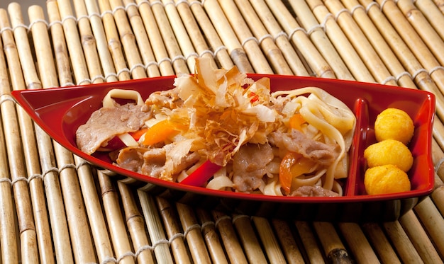 Cocina japonesa .box de comida rápida con carne de cerdo