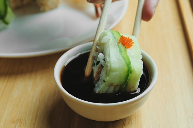 Cocina Japonesa. Conjunto de sushi y rollos japoneses. Palitos de comida.