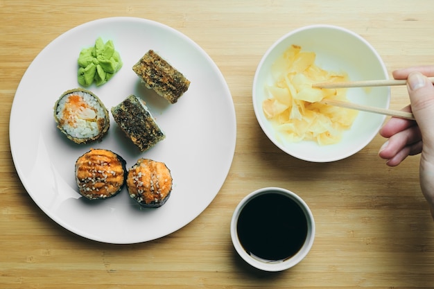 Cocina Japonesa. Conjunto de sushi y rollos japoneses. Palitos de comida.