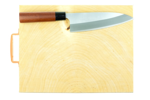 Cocina japonesa deba cuchillo y encimera de bloque de carnicero de madera sobre fondo blanco.