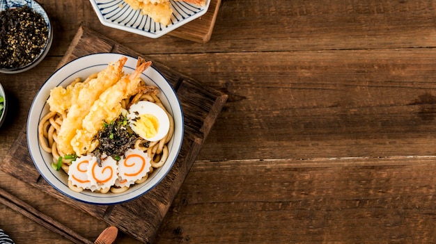 Cocina japonesa Deliciosos fideos udon de gambas tempura