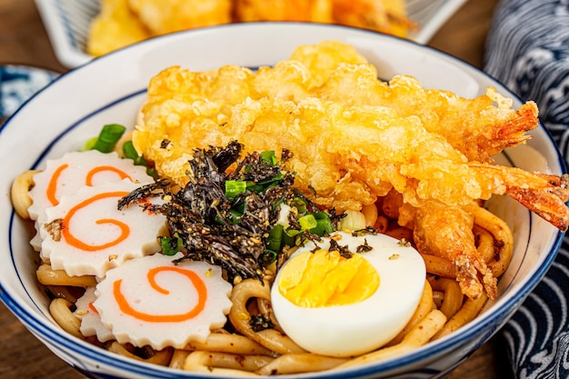 Foto cocina japonesa deliciosos fideos udon de gambas tempura