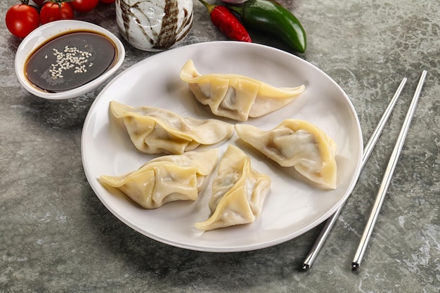 Cocina japonesa dumplings gurmet gyoza con salsa