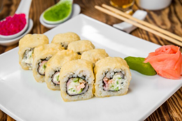 Cocina japonesa con mariscos frescos.