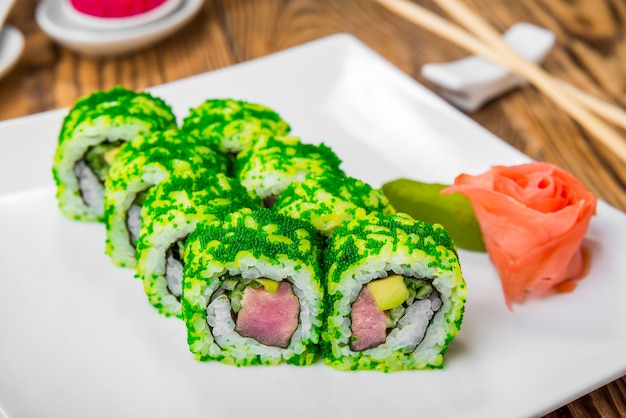 Cocina japonesa con mariscos frescos.