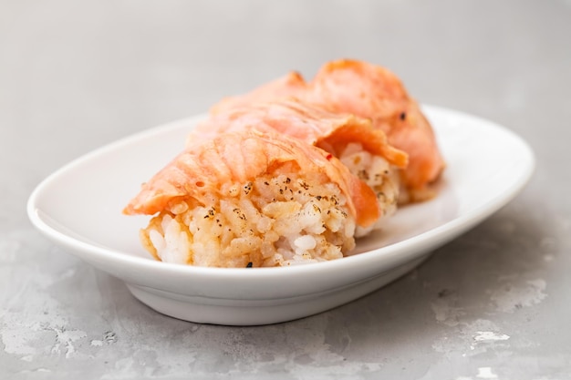 Cocina japonesa Nigiri de sushi de salmón en un plato blanco