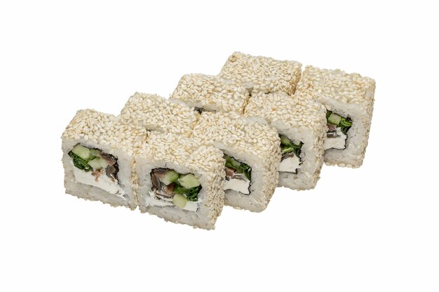 Cocina japonesa. Ponga maki roll con salmón en sésamo. Copie el espacio, aislado.