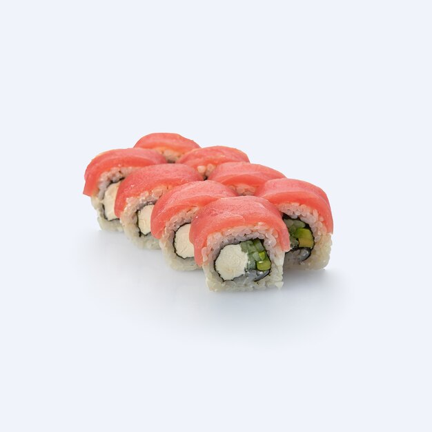 Cocina japonesa. Rollo de sushi sobre fondo blanco.