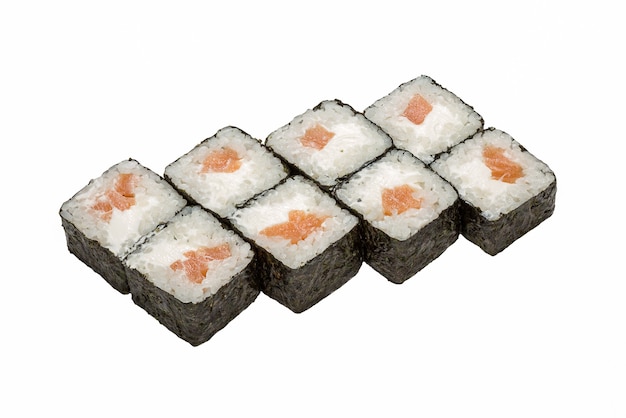 Cocina japonesa, rollos de sushi sobre fondo blanco aislado, primer plano.