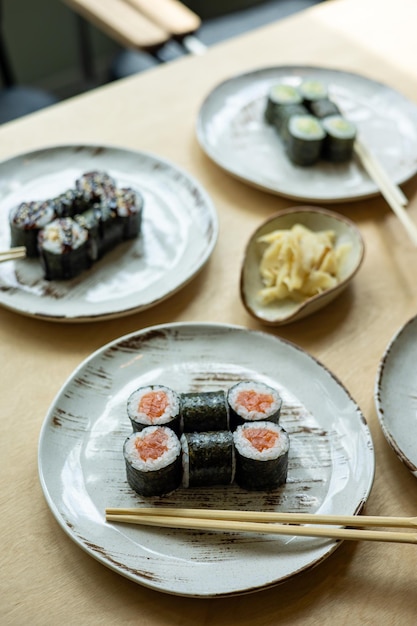 Cocina japonesa Rollos variados de varios tipos.