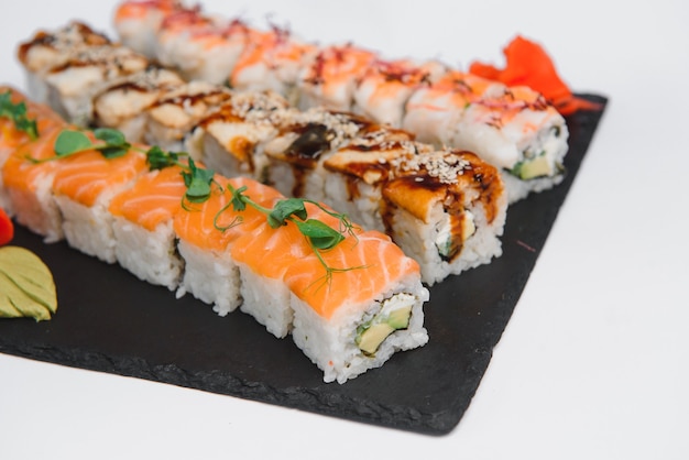 Cocina japonesa - Sushi Roll sobre un fondo blanco.