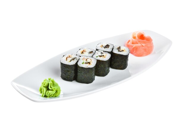Cocina japonesa - Sushi (Unagi Roll) sobre un fondo blanco.