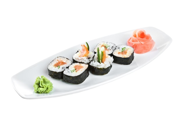 Cocina Japonesa - Sushi (Yasai Roll) sobre un fondo blanco.