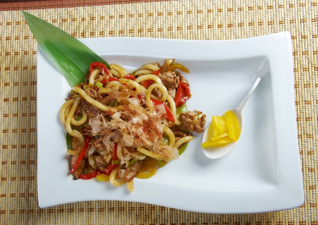 Cocina japonesa .udon con carne y verduras