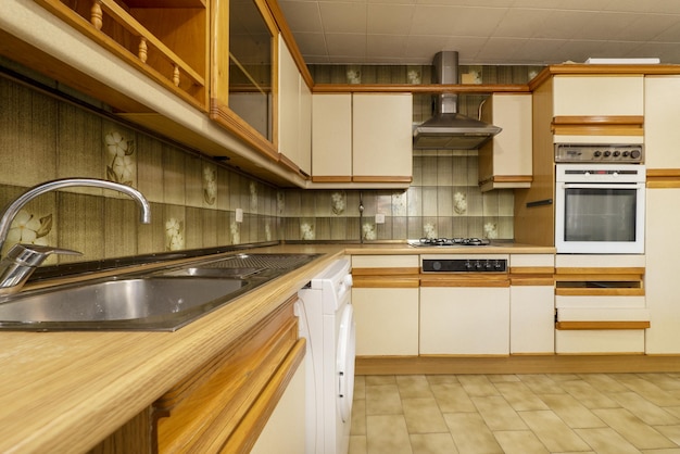 Una cocina en L con muebles de madera una encimera del mismo material