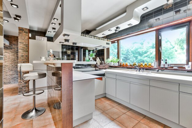 Foto una cocina de lujo luminosa en casa elegante.