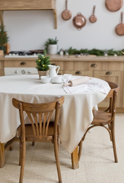 Cocina de madera clara con decoración navideña.