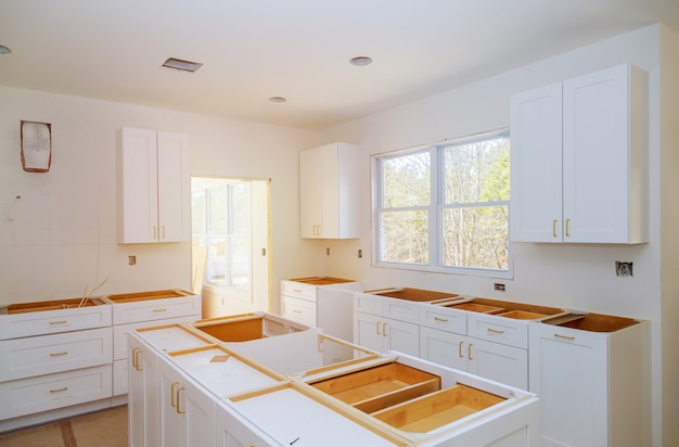 Cocina de mejoras para el hogar preparándose para instalar una nueva costumbre en la cocina moderna.