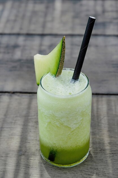 cocina de melón con fondo de madera gris