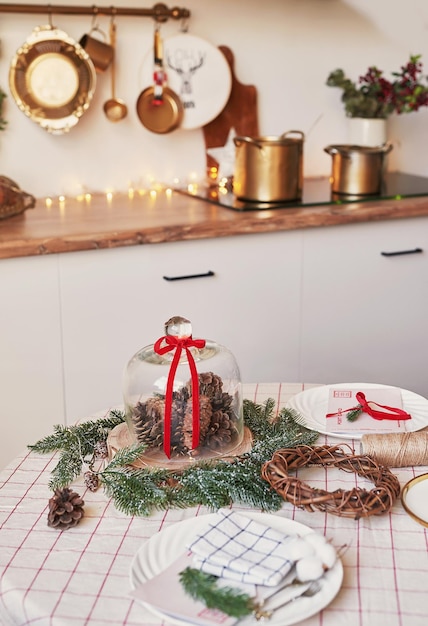 Cocina y mesa navideña. Fondo rojo, verde y blanco del árbol de navidad de la decoración. Celebración de Año Nuevo. Feliz navidad y próspero año nuevo.