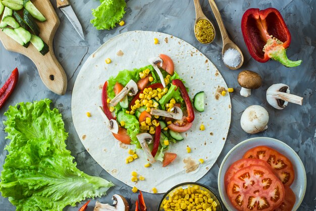 Cocina mexicana de burrito vegano - verduras y champiñones en tortillas