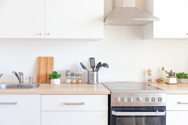 Cocina minimalista clásica escandinava con detalles en blanco y madera.