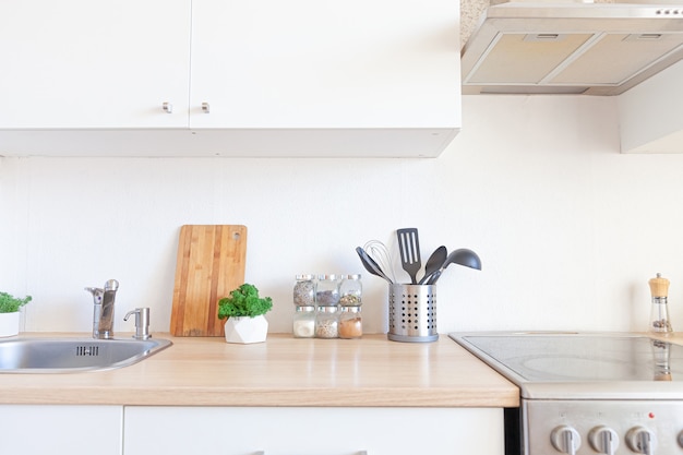 Cocina minimalista clásica escandinava con detalles en blanco y madera.