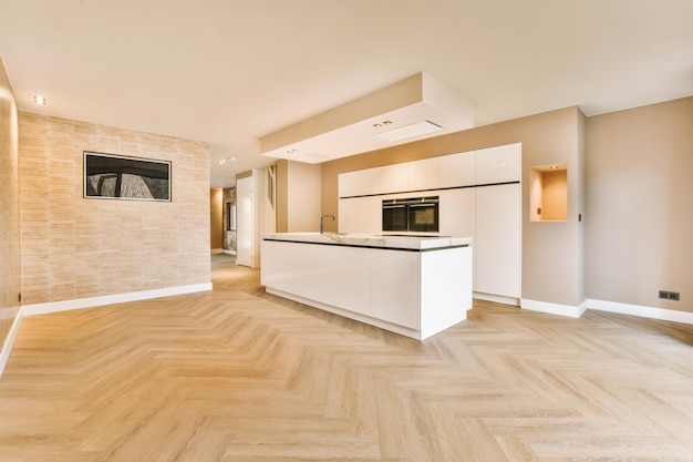 Una cocina minimalista con sistema de bloques en diseño blanco en una casa moderna y acogedora