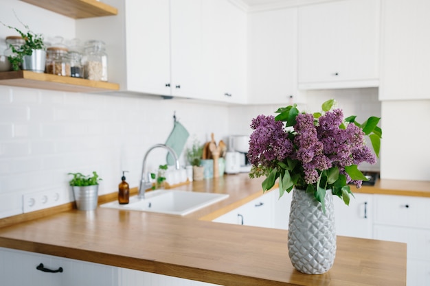 Cocina moderna blanca en estilo escandinavo.