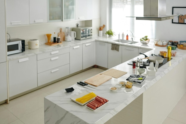 Cocina moderna con comida en el hogar