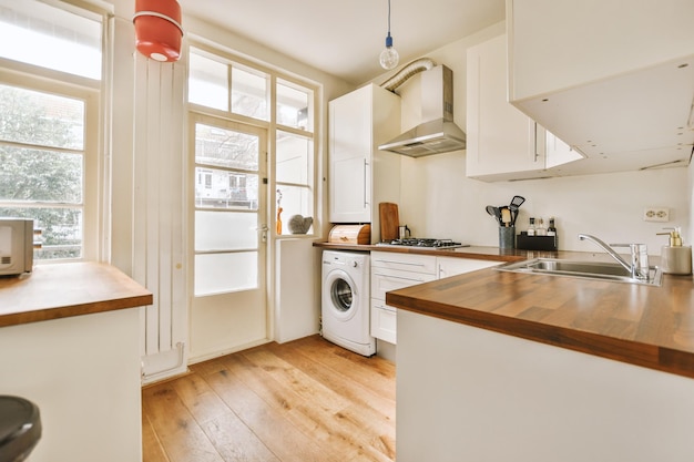 Cocina moderna de diseño blanco con muchas taquillas