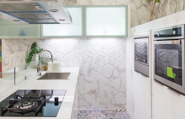 Foto cocina moderna y luminosa con electrodomésticos de acero inoxidable. diseño de interiores.