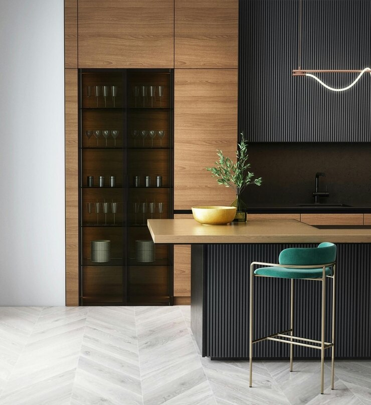 una cocina moderna con una silla verde y una planta en el mostrador