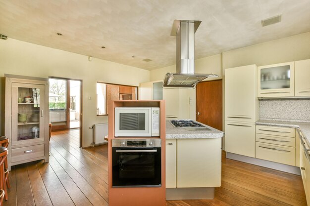 Cocina con muebles y electrodomésticos contemporáneos