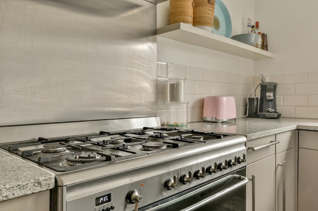 Cocina con muebles y electrodomésticos contemporáneos