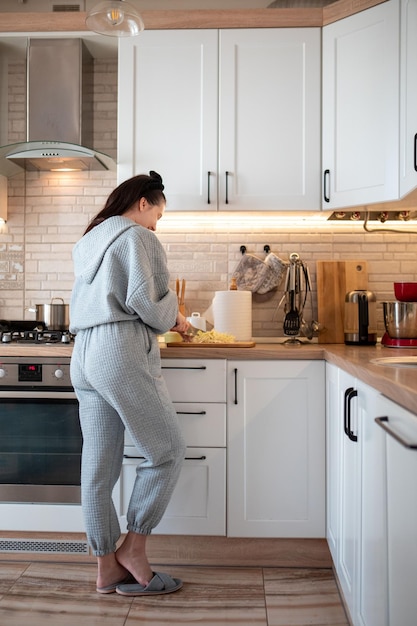 Cocina de mujer en la cocina doméstica preparando comida