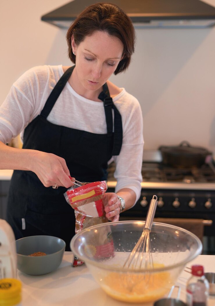 Foto la cocina de la mujer y la panadería en el hogar medida e ingredientes para la actividad de fin de semana alimentos pastelería y cocina con receta para pasatiempo y diversión preparar y pastel o panadero en casa para postre o pudín