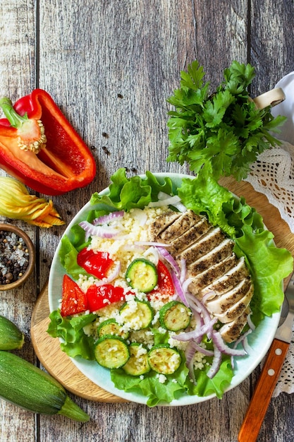 Cocina oriental Almuerzo de verano Ensalada saludable con cuscús Verduras asadas Vista superior