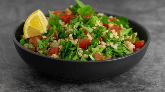 Cocina de Oriente Medio Ensalada vegetariana con verduras bulgur Ensalada árabe fresca y brillante Ensalada tabulé