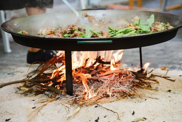 Cocina de un plato tradicional español paella.