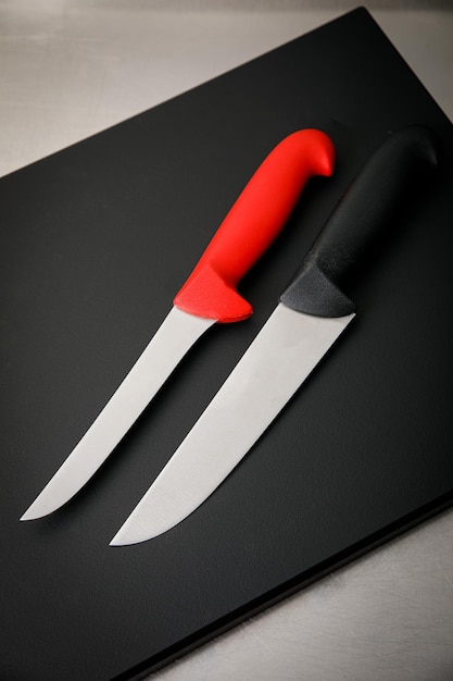 Foto cocina profesional. cuchillos, un tablero en la mesa de la cocina.